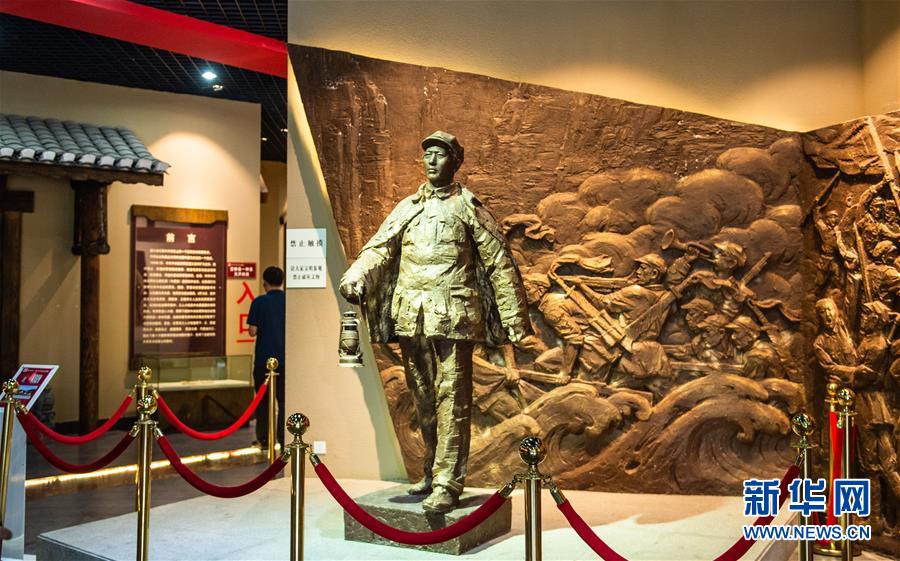 (壯麗70年·奮斗新時(shí)代——記者再走長(zhǎng)征路·圖文互動(dòng))(1)長(zhǎng)征路上,那一盞盞馬燈