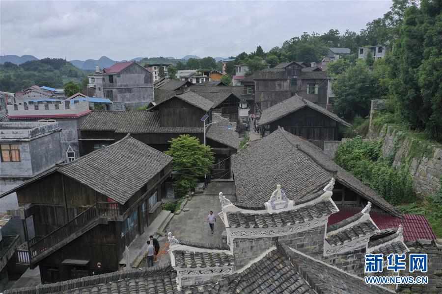 (壯麗70年·奮斗新時代——記者再走長征路·圖文互動)(3)手捧棉被憶紅軍:走了那么多年,我們都念他們的好