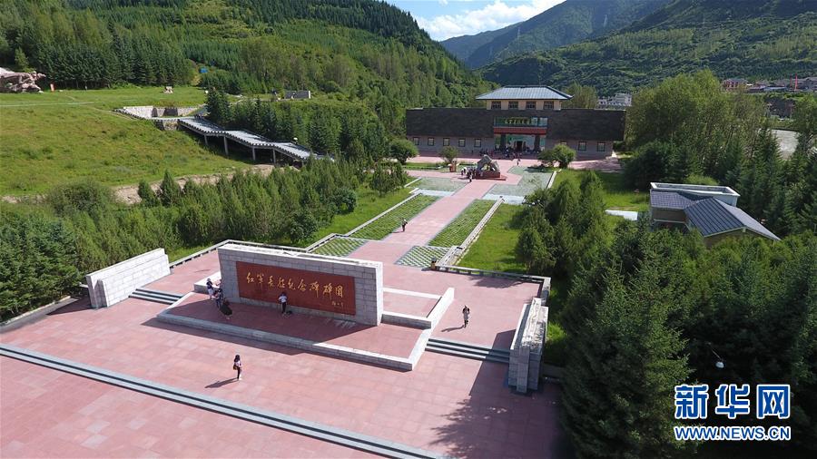 (壯麗70年·奮斗新時代——記者再走長征路·圖文互動)(1)記者手記:紀念碑下的隨想