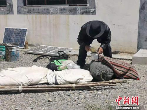 圖為黨確桑布展示以前巡邊時要帶的東西。 謝藝觀 攝