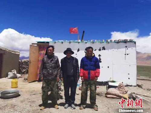 圖為黨確桑布和兩個兒子。 謝藝觀 攝