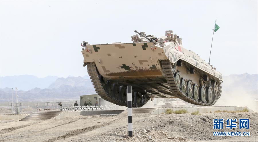 (圖文互動(dòng))(1)“國際軍事比賽-2019”:中國參賽隊(duì)刷新“蘇沃洛夫突擊”步戰(zhàn)車組單車賽紀(jì)錄