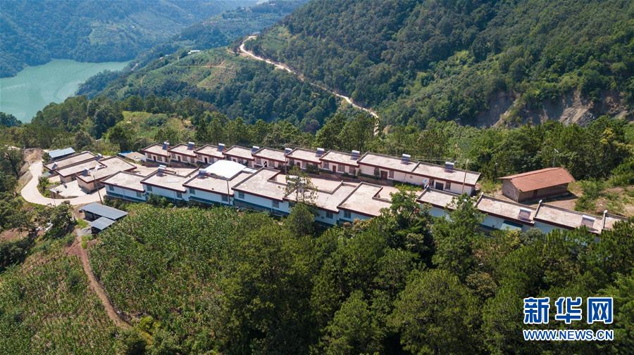 （在習近平新時代中國特色社會主義思想指引下——新時代新作為新篇章·總書記關心的百姓身邊事·圖文互動）（1）“四好農村路”：通向幸福，通向遠方