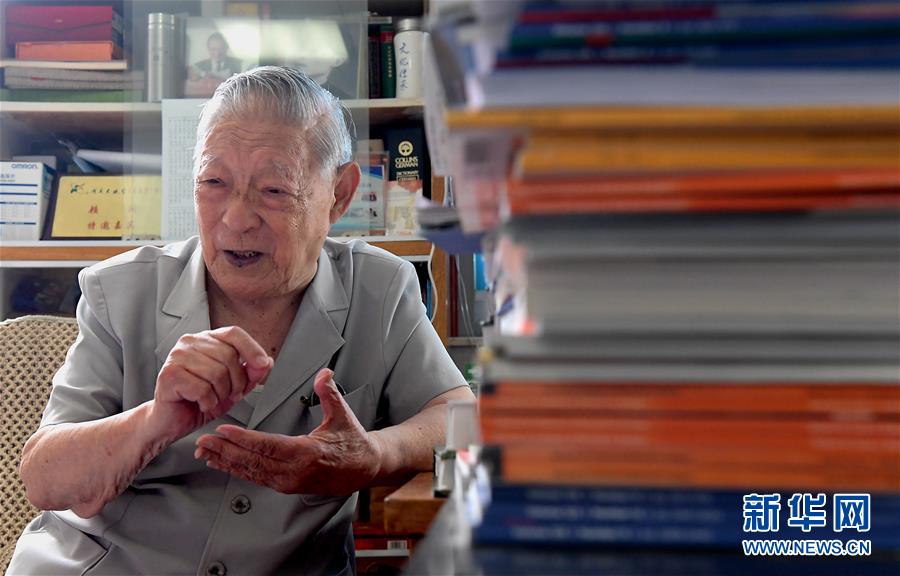 (愛國(guó)者 奮斗情·圖文互動(dòng))(3)用醫(yī)術(shù)和道德守護(hù)“光明”——全國(guó)道德模范99歲眼科專家張效房的人生軌跡