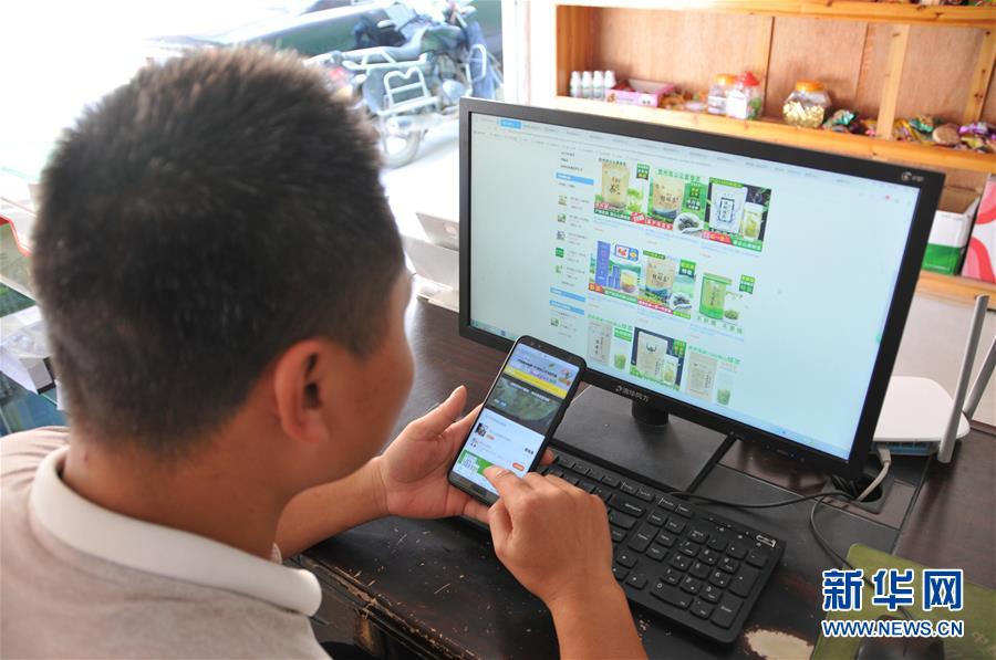 (在習(xí)近平新時(shí)代中國特色社會(huì)主義思想指引下——新時(shí)代新作為新篇章·總書記關(guān)心的百姓身邊事·圖文互動(dòng))(1)手機(jī)成為“新農(nóng)具” 莊戶人變“新店家”——農(nóng)村電商助力農(nóng)民豐收
