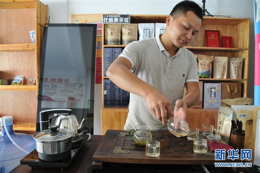 (在習(xí)近平新時(shí)代中國特色社會(huì)主義思想指引下——新時(shí)代新作為新篇章·總書記關(guān)心的百姓身邊事·圖文互動(dòng))(2)手機(jī)成為“新農(nóng)具” 莊戶人變“新店家”——農(nóng)村電商助力農(nóng)民豐收