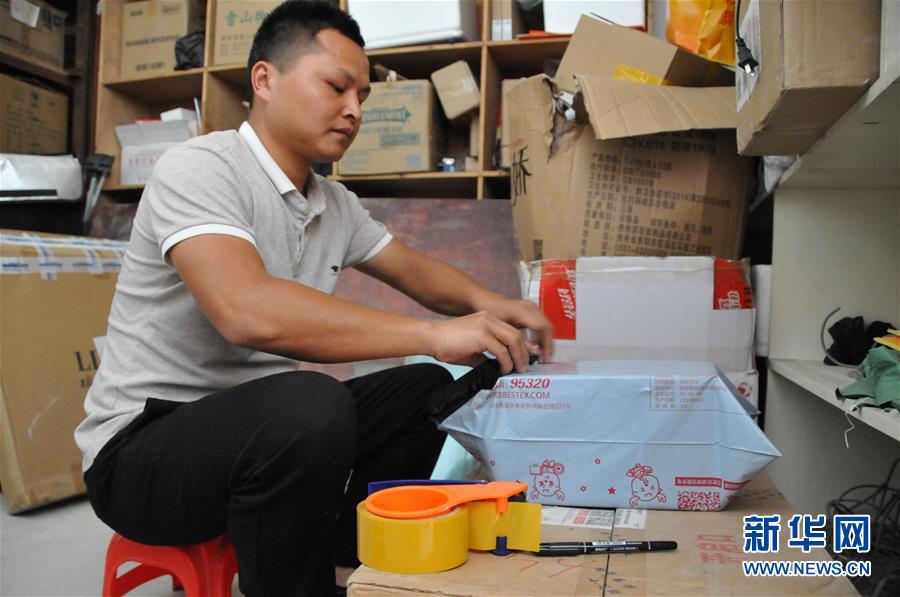 (在習(xí)近平新時(shí)代中國特色社會(huì)主義思想指引下——新時(shí)代新作為新篇章·總書記關(guān)心的百姓身邊事·圖文互動(dòng))(3)手機(jī)成為“新農(nóng)具” 莊戶人變“新店家”——農(nóng)村電商助力農(nóng)民豐收