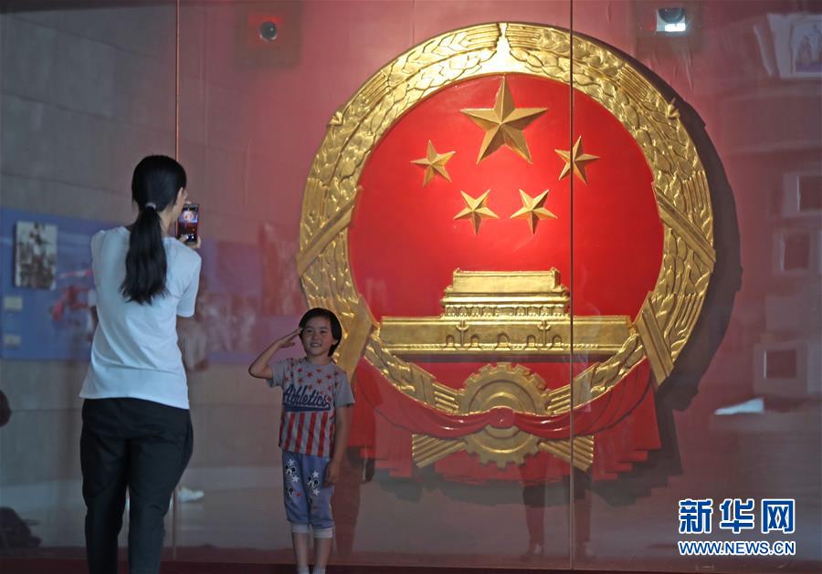 (圖文互動)(3)難忘:第一枚金屬國徽的金色記憶