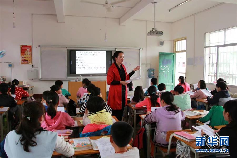 (圖文互動)(1)“擔起山里娃沉甸甸的夢想”——記廣西大石山區小學教師蒙曉梅