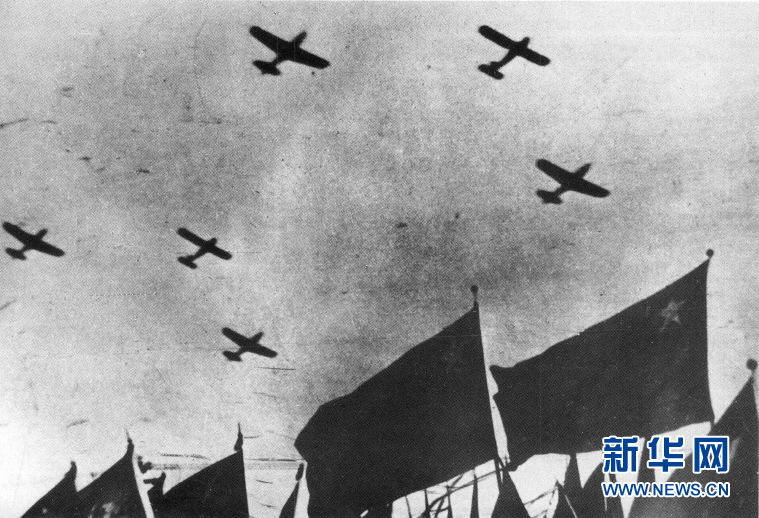 (新華全媒頭條·人民空軍70年·圖文互動)(1)陽光照耀奮飛的航程——黨中央、中央軍委和習主席關心人民空軍建設發展紀實