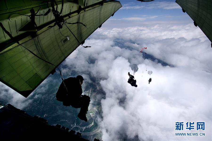 (新華全媒頭條·人民空軍70年·圖文互動)(12)陽光照耀奮飛的航程——黨中央、中央軍委和習主席關心人民空軍建設發展紀實
