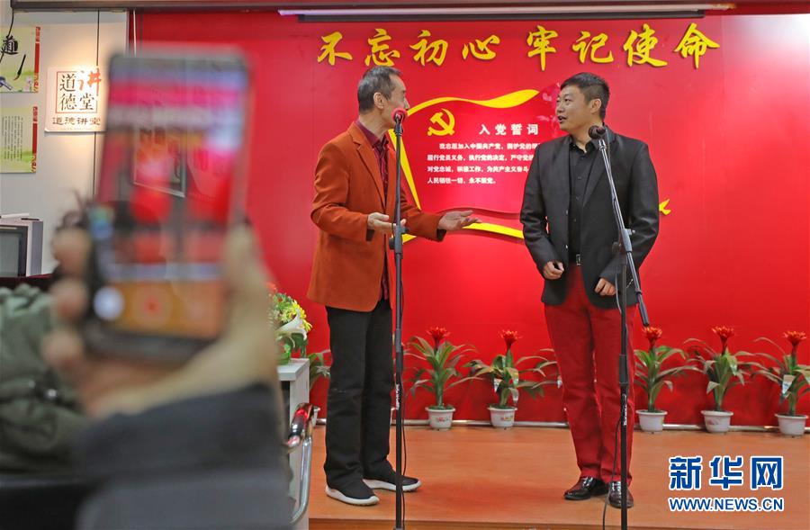 (四中全會(huì)精神在基層·圖文互動(dòng))(3)說學(xué)逗唱間傳遞中國(guó)之治——遼寧創(chuàng)新組織曲藝小分隊(duì)宣講四中全會(huì)精神