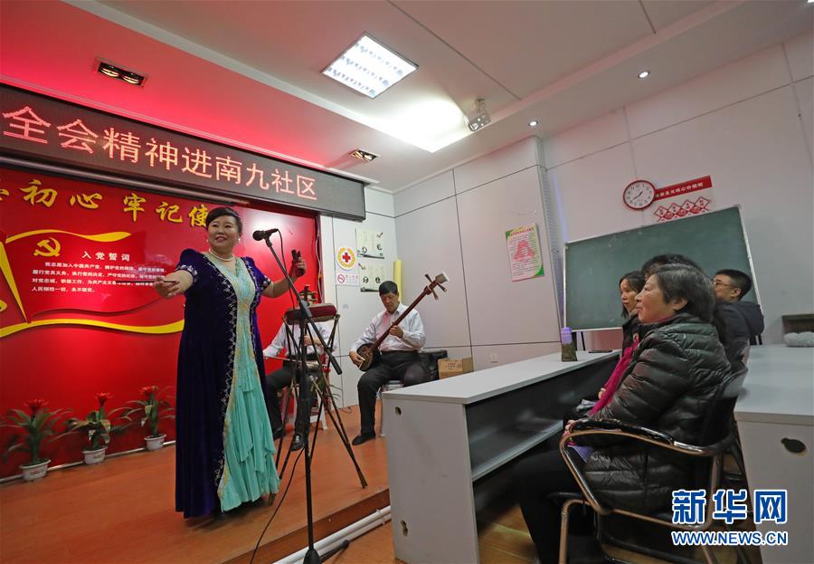 (四中全會(huì)精神在基層·圖文互動(dòng))(4)說學(xué)逗唱間傳遞中國(guó)之治——遼寧創(chuàng)新組織曲藝小分隊(duì)宣講四中全會(huì)精神