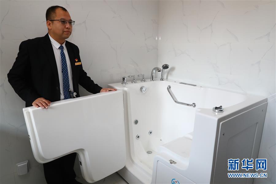 (四中全會精神在基層·圖文互動)(3)棚改區(qū)的民生新事:給回遷居民補上康養(yǎng)服務(wù)短板