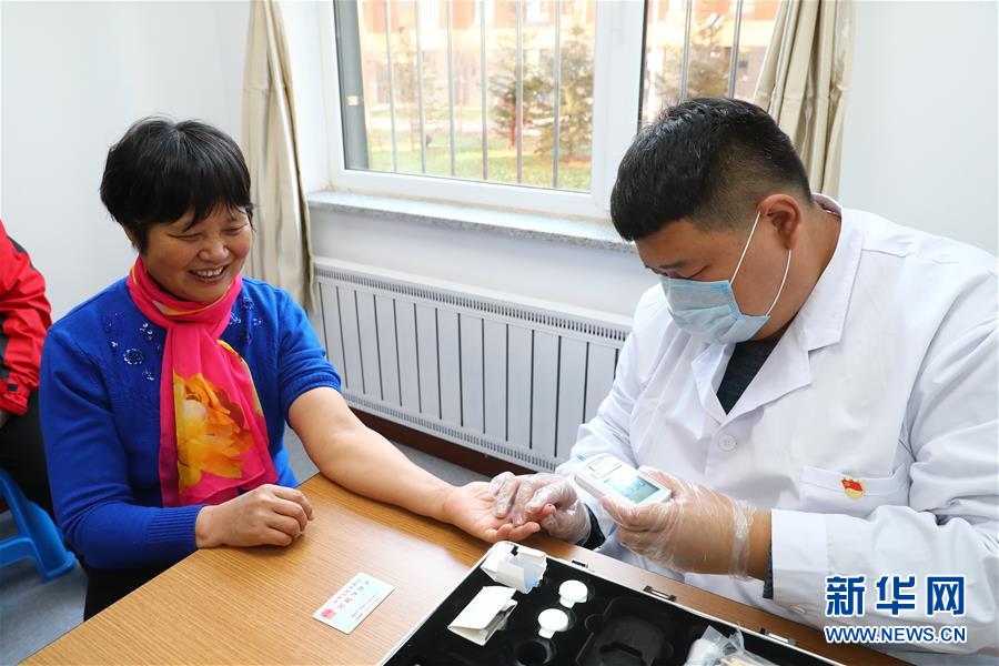(四中全會精神在基層·圖文互動)(5)棚改區(qū)的民生新事:給回遷居民補上康養(yǎng)服務(wù)短板