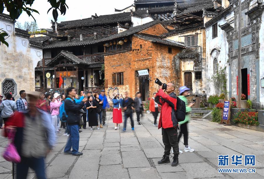 (圖文互動)(11)鄉(xiāng)村攝影師、鄉(xiāng)村“模特”、民宿店主——鄉(xiāng)村旅游推動婺源農(nóng)民生活方式發(fā)生新變化