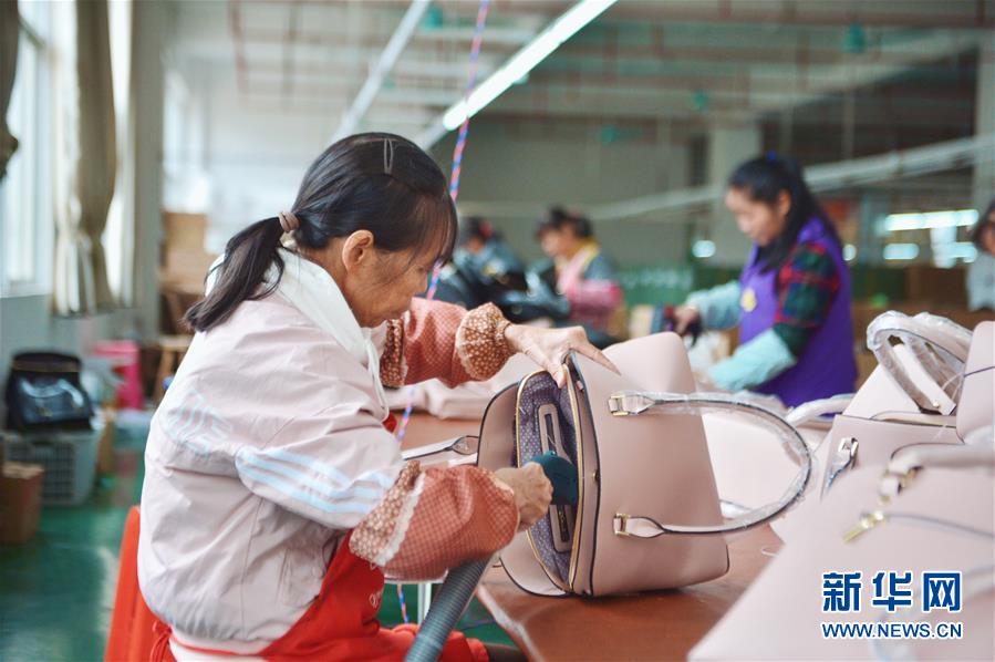 （圖文互動）（3）人回鄉(xiāng)、錢回流、企回遷——一個大石山區(qū)貧困縣的返鄉(xiāng)創(chuàng)業(yè)故事 