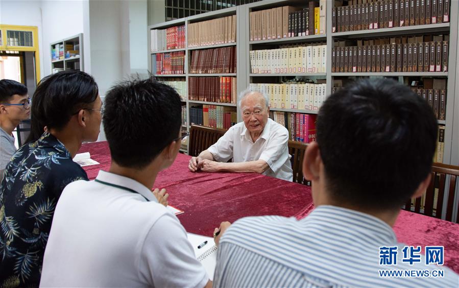 (新華全媒頭條·圖文互動)(4)滄海橫流 信仰彌堅——記共產黨員、湘潭大學九旬教授滄南