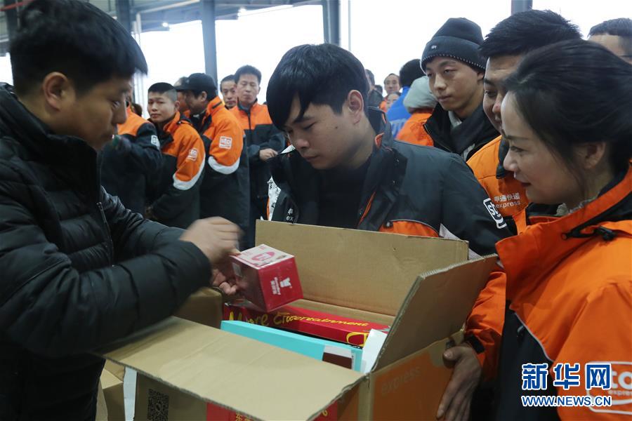 (圖文互動)(3)特寫:全國道德模范為“快遞小哥”送“愛心禮包”