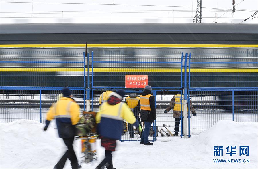 （新春走基層）（14）嚴寒下的“鐵路醫生”：風雪中守護回家路