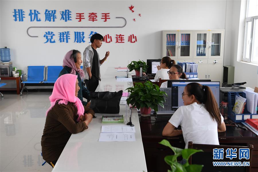 (新華全媒頭條·圖文互動)(4)為基層松綁減負 促干部擔當作為——以習近平同志為核心的黨中央推進“基層減負年”工作綜述