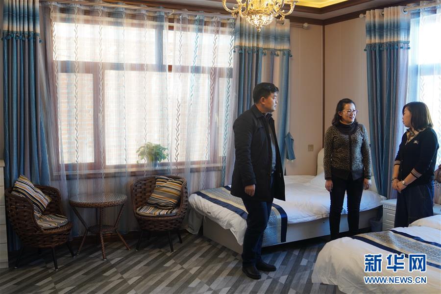 (新春走基層·圖文互動)(2)小鎮里的“U盤書記”