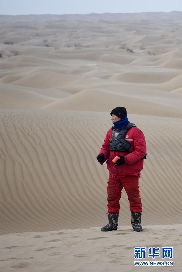 (新春走基層·圖文互動)(4)大漠中,一頂帳篷守歲五年