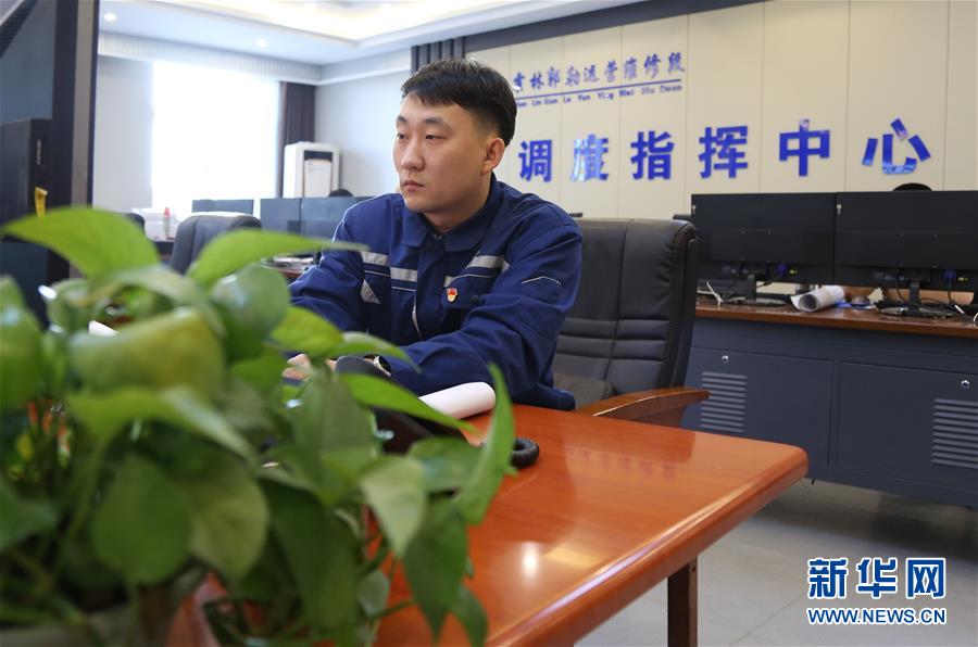 (新春走基層·圖文互動)煤海深處運煤忙