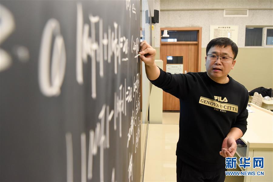 （聚焦疫情防控·圖文互動(dòng)）（1）特寫(xiě)：一個(gè)人的錄播