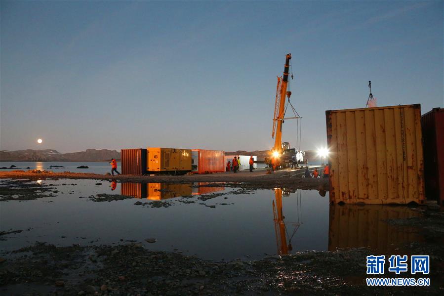 (“雪龍”探南極·圖文互動(dòng))(5)“雪龍2”號(hào)開始南極長城站首次卸貨