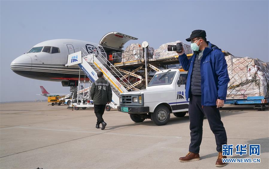 (新華全媒頭條配圖·圖文互動)(9)戰“疫”的一天——新華社記者直擊湖北保衛戰