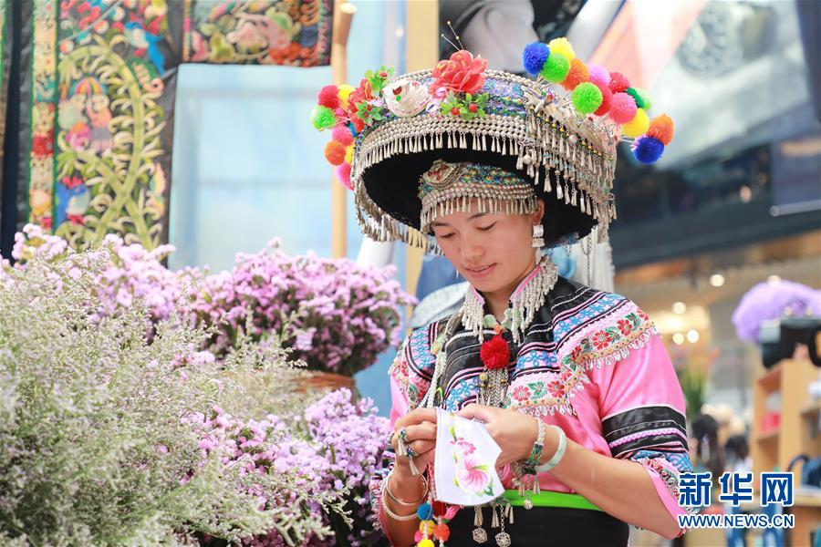 (脫貧攻堅風采錄·帶頭人·圖文互動)(5)背著娃繡著花 養活自己養活家——夏華和13000名大山繡娘的“中國夢”