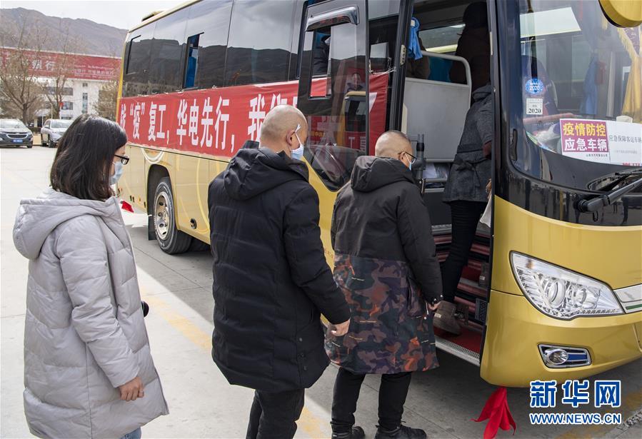 (聚焦疫情防控·圖文互動)(4)“我們也想著早日復工”——127名農民工乘坐包機返藏復工側記