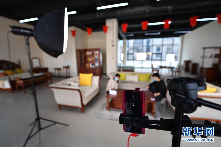 (圖文互動)(5)展會變直播 員工變網紅——千億元家具產業別樣復工復產路