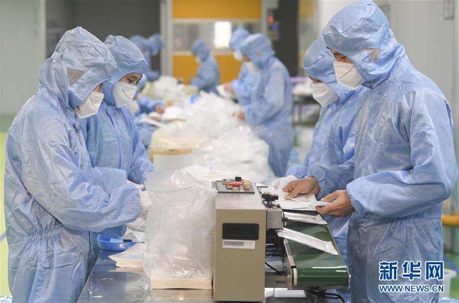 (聚焦疫情防控)(11)我國(guó)口罩日產(chǎn)能產(chǎn)量雙雙突破1億只