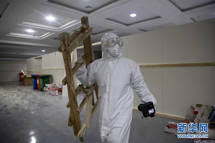 （一線抗疫群英譜·特稿·圖文互動(dòng)）（5）不畏艱險(xiǎn)，深入一線——“武漢保衛(wèi)戰(zhàn)”一線新聞工作者素描