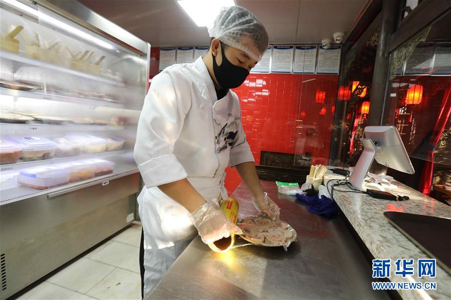 （圖文互動）（4）特寫：限人數、分餐吃、用公筷——偏遠小城“吃飯”見聞