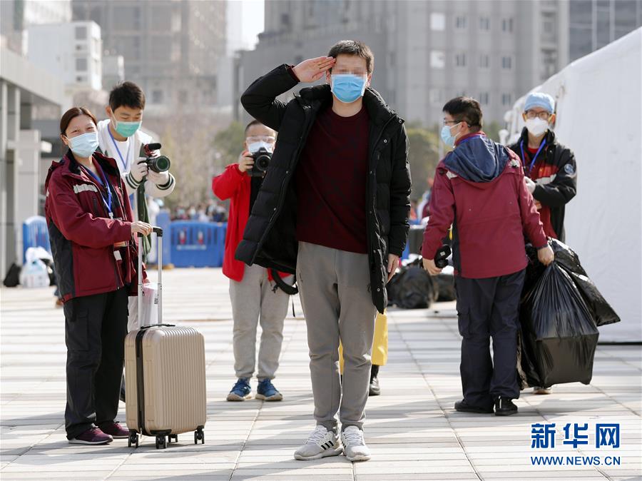 （聚焦疫情防控）（6）武昌方艙醫院最后一批痊愈病人出艙