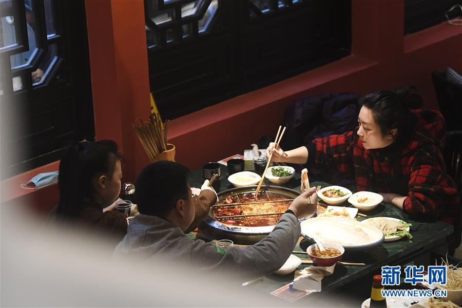 (聚焦復工復產(chǎn)·圖文互動)(1)重慶兩江又飄火鍋香