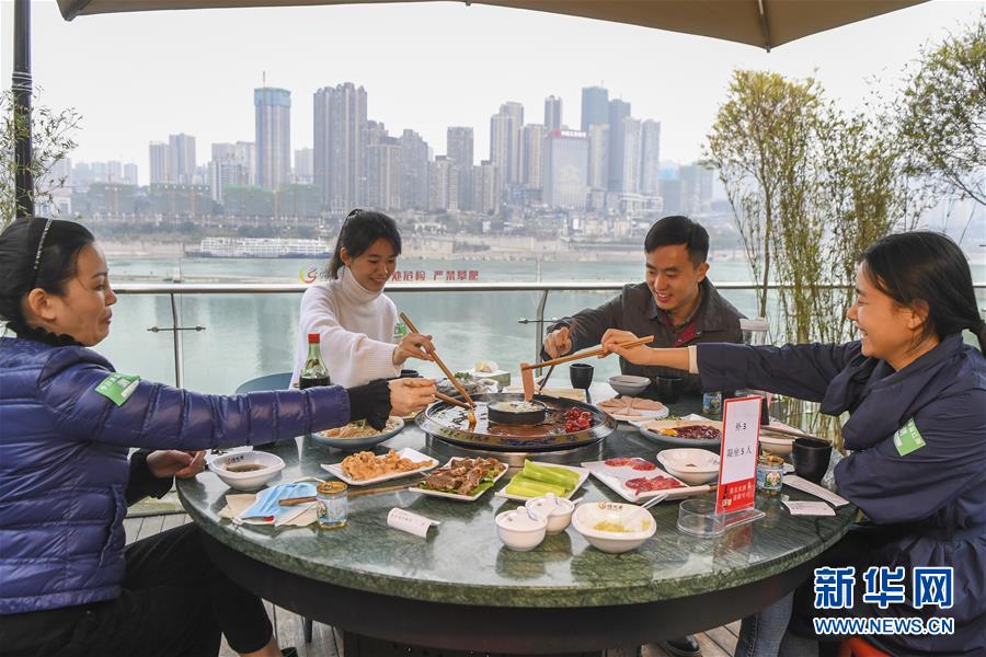 (聚焦復工復產(chǎn)·圖文互動)(3)重慶兩江又飄火鍋香