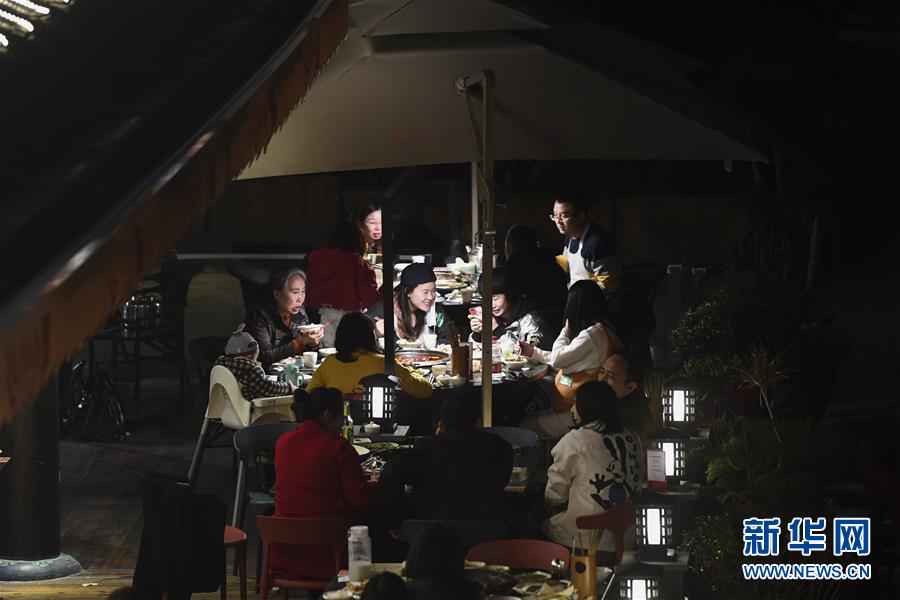 (聚焦復工復產(chǎn)·圖文互動)(5)重慶兩江又飄火鍋香