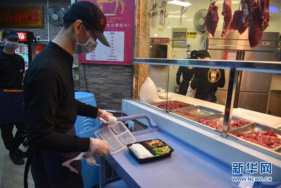 （聚焦復工復產·圖文互動）（3）觸網(wǎng)接單、開發(fā)簡餐、直播賣貨——餐企換招自救