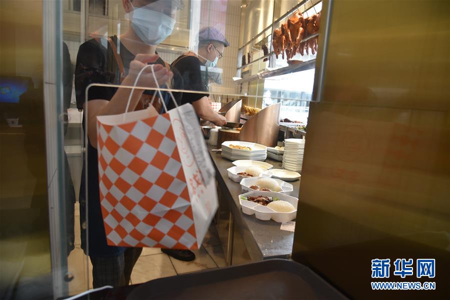 （聚焦復工復產·圖文互動）（4）觸網(wǎng)接單、開發(fā)簡餐、直播賣貨——餐企換招自救