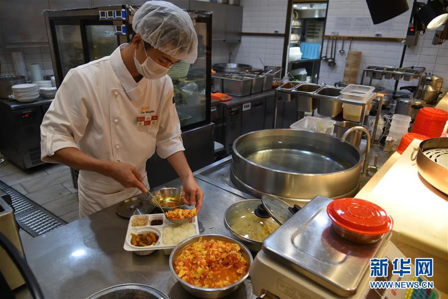 （聚焦復工復產·圖文互動）（5）觸網(wǎng)接單、開發(fā)簡餐、直播賣貨——餐企換招自救