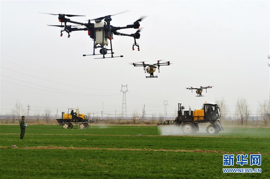 (新華全媒頭條·在習近平新時代中國特色社會主義思想指引下——新時代新作為新篇章·圖文互動)(10)同心戰“疫”彰顯人民至上——各地各部門貫徹落實習近平總書記重要指示精神統籌推進疫情防控和經濟社會發展