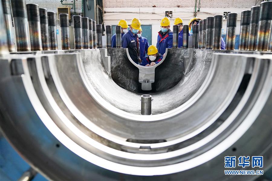 (新華全媒頭條·在習近平新時代中國特色社會主義思想指引下——新時代新作為新篇章·圖文互動)(8)同心戰“疫”彰顯人民至上——各地各部門貫徹落實習近平總書記重要指示精神統籌推進疫情防控和經濟社會發展