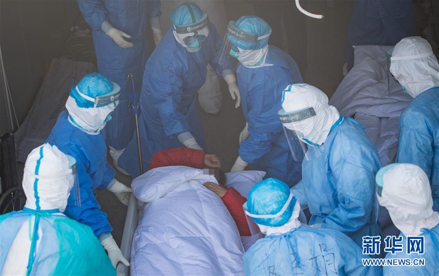 (新華全媒頭條·圖文互動)(15)和時間拼速度 與死神搶生命——火神山醫院重癥醫學一科里的“生死戰”