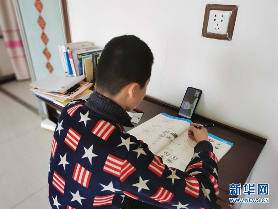 (決戰決勝脫貧攻堅·圖文互動)(1)貧困村的學生有了免費“網約課”