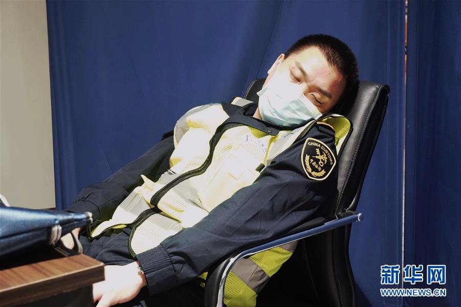 (一線抗疫群英譜·圖文互動)武漢天河機場海關王銳:堅守國門一線69天 嚴防疫情輸入輸出