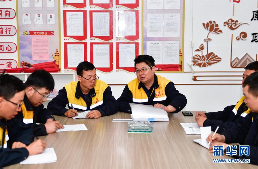 (新華全媒頭條·圖文互動(dòng))(12)用腳步和忠誠守護(hù)雪域天路——記青藏鐵路望昆線路車間副主任于本蕃